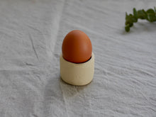 Charger l&#39;image dans la galerie, my-hungry-valentine-ceramics-studio-egg-cup-bg-lunarwhite-side-egg
