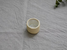 Cargar imagen en el visor de la galería, my-hungry-valentine-ceramics-studio-egg-cup-bg-lunarwhite-side
