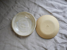 Cargar imagen en el visor de la galería, my-hungry-valentine-ceramics-studio-pastaplates-ct-cloudybeige-bottom
