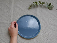Cargar imagen en el visor de la galería, my-hungry-valentine-ceramics-studio-plate-21-nt-bluegrey-top-hand
