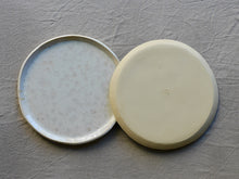 Cargar imagen en el visor de la galería, my-hungry-valentine-ceramics-studio-plate-25-nt-lunarwhite-back-2
