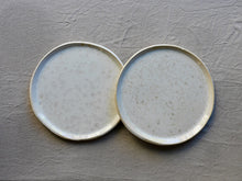 Cargar imagen en el visor de la galería, my-hungry-valentine-ceramics-studio-set-2pieces-plate-25-nt-lunarwhite-top
